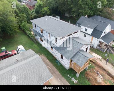 images par drone d'une installation de toit résidentiel sur une nouvelle maison de construction comportant des bardeaux architecturaux en asphalte Banque D'Images