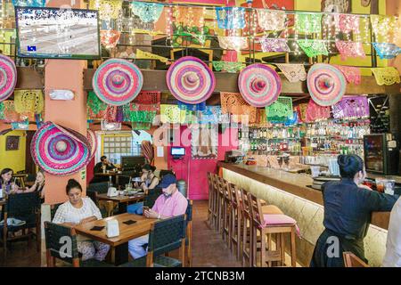 Merida Mexique,centro historico quartier historique central,la Parrilla Colonial,sombreros papel picado,homme hommes hommes,femme femme femme femme femme,adultes resid Banque D'Images