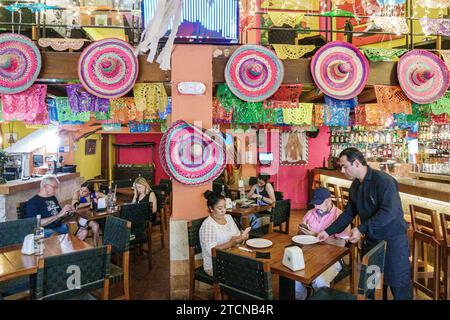 Merida Mexique,centro historico quartier historique central,la Parrilla Colonial,sombreros papel picado,homme hommes hommes,femme femme femme femme femme,adultes resid Banque D'Images