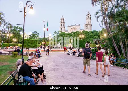 Merida Mexique,centro historico quartier historique central,Plaza Grande principal,colonial Catedral de San Ildefonso,bancs publics,homme hommes hommes,femme W Banque D'Images