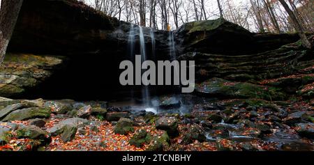 Vue sur les chutes de Lower Dundee en automne, Beach City Wilderness Area, Ohio Banque D'Images