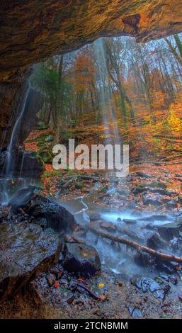 Vue sur les chutes de Lower Dundee en automne, Beach City Wilderness Area, Ohio Banque D'Images