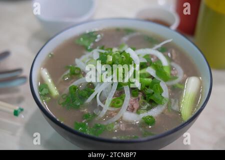 Pho Vietnamien soupe de nouilles au bœuf rare avec pousses de haricots et restaurants au basilic, faisant partie de la communauté chinoise multiculturelle de Cabramatta, dans l'ouest de Sydney Banque D'Images