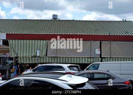 Auvents en toile dépouillés et tuiles de style chinois, épiceries asiatiques communauté chinoise vietnamienne multiculturelle à Cabramatta, Western Sydney Banque D'Images