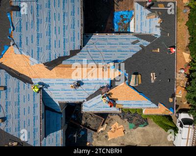 images de drone lors d'une grande installation de toit résidentiel par une journée ensoleillée Banque D'Images