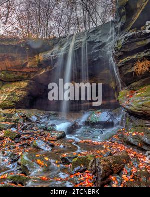 Vue sur les chutes de Lower Dundee en automne, Beach City Wilderness Area, Ohio Banque D'Images