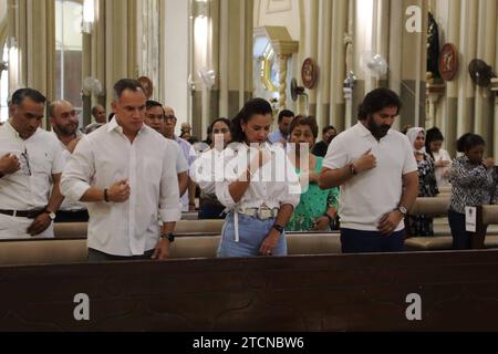 GYE-MISA MENORES ASESINADOS Guayaquil, miÃ rcoles 13 de diciembre 2023 en la iglesia la Catedral de Guayaquil se realizo un misa para orar por los ninos asesinados la noche de lunes en el Guasmo sur. Fotos:CÃ sar Munoz/API Guayaquil Guayas Équateur CLJ-GYE-MISAMENORESASESINADOS-33df9782a17621b2c3282598e11ef2eb *** GYE ENFANTS TUÉS EN MASSE À Guayaquil, mercredi 13 décembre, 2023 dans l'église cathédrale de Guayaquil une messe a été organisée pour prier pour les enfants assassinés lundi soir à Guasmo sur photos CÃ sar Munoz API Guayaquil Guayas Équateur CLJ GYE ENFANTS MANQUÉS TUÉS 33df9782a17621b2c Banque D'Images