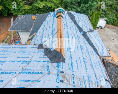 images de drone lors d'une grande installation de toit résidentiel par une journée ensoleillée Banque D'Images