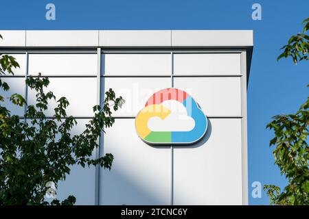 Gros plan du logo Google Cloud sur le bâtiment de Sunnyvale, Californie, États-Unis - 8 juin 2023. Banque D'Images