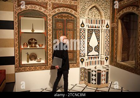 Visiteur, Damascus Room, Art islamique, dîner avec le Sultan : les beaux-arts de festin ; exposition ; Los Angeles County Museum of Art ; LACMA ; musée ; islamique ; art; Los Angeles ; Californie ; États-Unis Banque D'Images