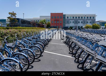 Beaucoup de vélos sur le parking du siège de Meta à Menlo Park, CA, USA Banque D'Images