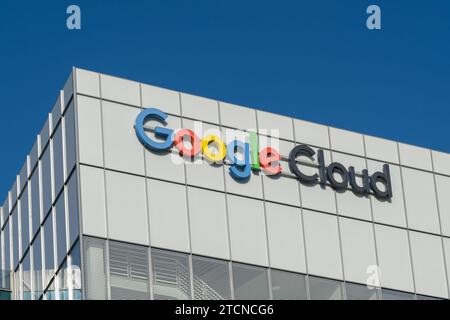 Gros plan de l'enseigne Google Cloud sur le bâtiment de son campus à Sunnyvale, Californie, États-Unis Banque D'Images