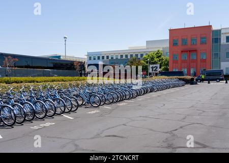 Beaucoup de vélos sur le parking du siège de Meta à Menlo Park, CA, USA Banque D'Images