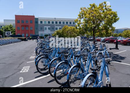 Beaucoup de vélos sur le parking du siège de Meta à Menlo Park, CA, USA Banque D'Images