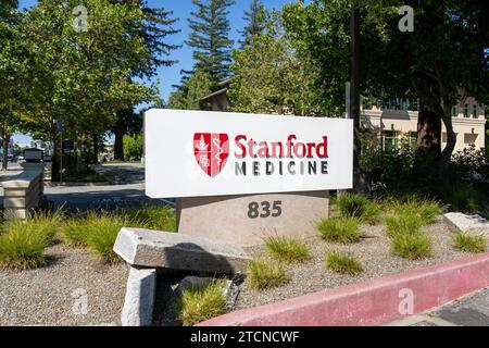 Le signe de Stanford Medicine (SOM) au bureau de page Mill Road à Palo Alto, Californie, États-Unis Banque D'Images