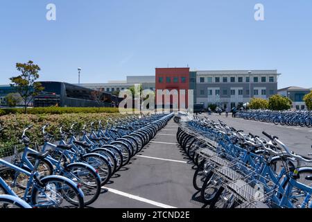 Beaucoup de vélos sur le parking du siège de Meta à Menlo Park, CA, USA - 8 juin 2023. Banque D'Images