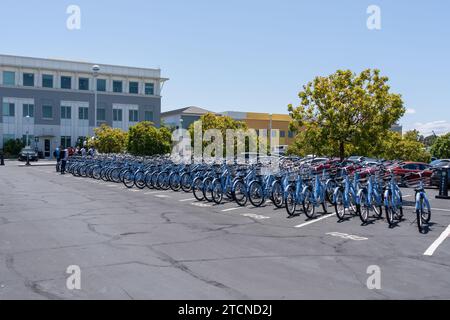 Beaucoup de vélos sur le parking du siège de Meta à Menlo Park, CA, USA - 8 juin 2023. Banque D'Images