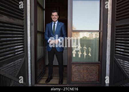 Séville, 01/14/2022. Entretien avec Juanma Moreno, présidente de la Junta de Andalucía. Photo : Raúl Doblado. ARCHSEV. Crédit : Album / Archivo ABC / Raúl Doblado Banque D'Images