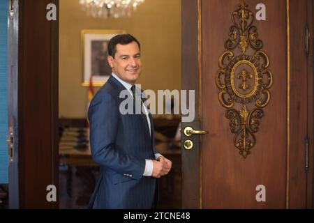 Séville, 01/14/2022. Entretien avec Juanma Moreno, présidente de la Junta de Andalucía. Photo : Raúl Doblado. ARCHSEV. Crédit : Album / Archivo ABC / Raúl Doblado Banque D'Images
