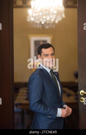 Séville, 01/14/2022. Entretien avec Juanma Moreno, présidente de la Junta de Andalucía. Photo : Raúl Doblado. ARCHSEV. Crédit : Album / Archivo ABC / Raúl Doblado Banque D'Images