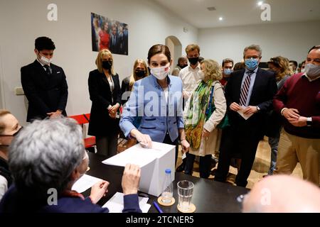 Madrid, 03/21/2022. Siège du PP dans le district de Chamberí. La présidente du CAM, Isabel Díaz Ayuso, va voter pour le candidat à la présidence du PP. Photo : Guillermo Navarro. ARCHDC. Crédit : Album / Archivo ABC / Guillermo Navarro Banque D'Images