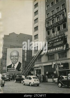 Madrid, 12/20/1959. Préparatifs de la visite du président nord-américain Dwight D. Eisenhower en Espagne, la première par un président des États-Unis. Sur l'image, placer quelques bannières sur le bâtiment España sur la Plaza de España. Crédit : Album / Archivo ABC / Teodoro Naranjo Domínguez Banque D'Images