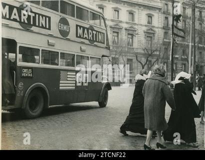 Madrid, 12/21/1959. Préparatifs de la visite du président nord-américain Dwight D. Eisenhower en Espagne, la première par un président des États-Unis. Dans l'image, un bus avec le drapeau des États-Unis et des portraits d'Eisenhower et Franco. Crédit : Album / Archivo ABC / Enrique Ribas Banque D'Images