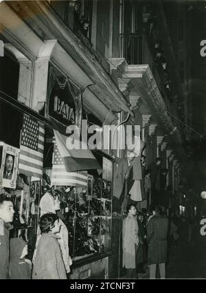 Madrid, 12/21/1959. La visite du président nord-américain Dwight D. Eisenhower en Espagne a été la première d'un président des États-Unis. Dans l'image, le public foule sur les trottoirs des rues de Madrid pour regarder la procession avec les deux dirigeants passer. Crédit : Album / Archivo ABC / Manuel Sanz Bermejo Banque D'Images