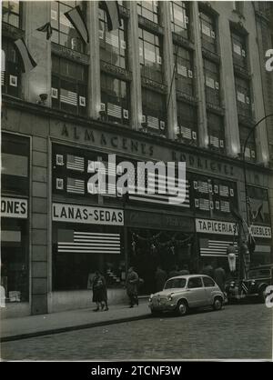 Madrid, 12/20/1959. Préparatifs de la visite du président nord-américain Dwight D. Eisenhower en Espagne, la première par un président des États-Unis. A l'image, décoration chez Almacenes Rodríguez. Crédit : Album / Archivo ABC / Teodoro Naranjo Domínguez Banque D'Images