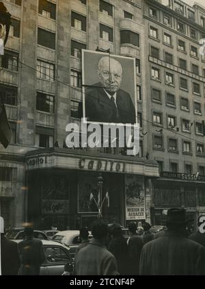 Madrid, 20 décembre 1959. Préparatifs de la visite du président nord-américain Dwight D. Eisenhower en Espagne, la première par un président des États-Unis. Dans l'image, le placement d'un portrait d'Eisenhower au-dessus du cinéma Capitol, qui montrait Mission of the Audacious, par John Ford. Crédit : Album / Archivo ABC / Teodoro Naranjo Domínguez Banque D'Images