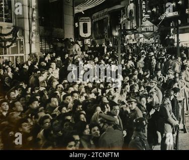 Madrid, 12/21/1959. La visite du président nord-américain Dwight D. Eisenhower en Espagne a été la première d'un président des États-Unis. Sur l'image, le public foule sur les trottoirs de la Plaza del Callao pour regarder passer la procession. Crédit : Album / Archivo ABC / Teodoro Naranjo Domínguez Banque D'Images