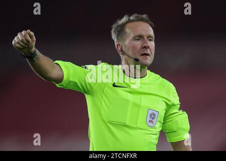 Middlesbrough, Royaume-Uni. 13 décembre 2023. L'arbitre Oliver Langford fait des gestes Sky Bet Championship Match Middlesbrough vs Hull City au Riverside Stadium, Middlesbrough, Royaume-Uni, le 13 décembre 2023 (photo de James Heaton/News Images) à Middlesbrough, Royaume-Uni le 12/13/2023. (Photo de James Heaton/News Images/Sipa USA) crédit : SIPA USA/Alamy Live News Banque D'Images