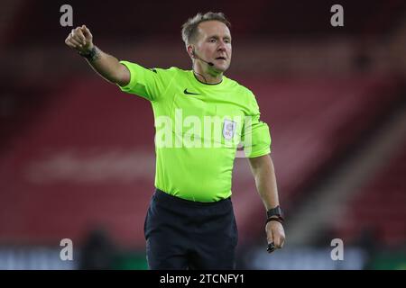 Middlesbrough, Royaume-Uni. 13 décembre 2023. L'arbitre Oliver Langford fait des gestes Sky Bet Championship Match Middlesbrough vs Hull City au Riverside Stadium, Middlesbrough, Royaume-Uni, le 13 décembre 2023 (photo de James Heaton/News Images) à Middlesbrough, Royaume-Uni le 12/13/2023. (Photo de James Heaton/News Images/Sipa USA) crédit : SIPA USA/Alamy Live News Banque D'Images