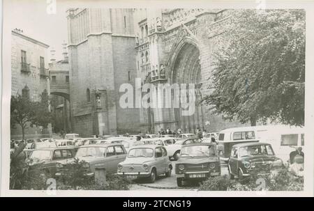 Toledo, mai 1973. La Plaza del Generalísimo (actuelle Plaza del Ayuntamiento), avec la cathédrale et le palais de l'archevêque en arrière-plan, transformée en un immense parking. Crédit : Album / Archivo ABC Banque D'Images