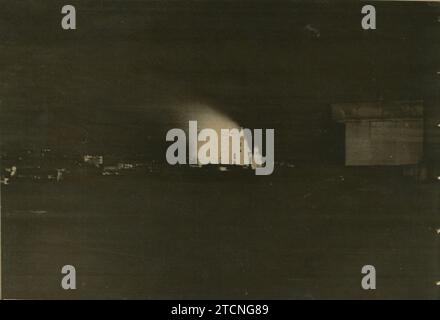 León, 05/29/1966. Dans l'obscurité de la nuit, la cathédrale de León peut être vue au loin, engloutie dans les flammes. Crédit : Album / Archivo ABC Banque D'Images