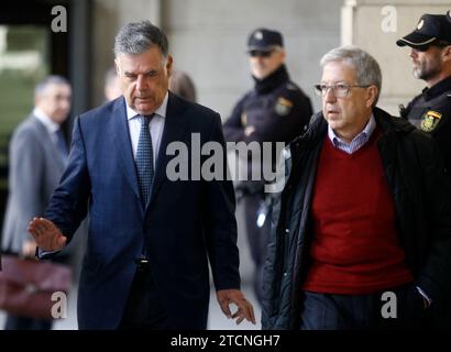 Séville, 11/29/2019. Les anciens conseillers en emploi, Antonio Fernández et José Antonio Viera, et les anciens directeurs généraux du travail, Francisco Javier Guerrero et Juan Márquez, sont convoqués par la première section de la Cour pour communiquer la décision de la Cour sur leur entrée en prison provisoire après leur condamnation. Dans la pièce politique de l'affaire ERE. Photo : Manuel Gómez. ARCHSEV. Crédit : Album / Archivo ABC / Manuel Gómez Banque D'Images