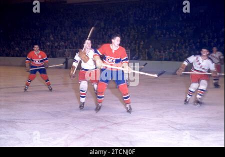 NEW YORK , NY - 27 NOVEMBRE : Maurice Richard #9 (avec le A) des Canadiens de Montréal patine sur la glace lors d'un match de la LNH le 27 novembre 1955 au Madison Square Garden à New York, New York. (Photo de Hy Peskin) *** Légende locale *** Maurice Richard Banque D'Images