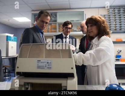 Majadahonda (Madrid), 01/28/2020. Le ministre de la Santé, Salvador Illa, et le ministre de la Science et de l'innovation, Pedro Duque, visitent le Centre National de microbiologie, accompagnés de la directrice de l'Institut de Santé Carlos III (ISCIII), Raquel Yotti et de la directrice du Centre National de microbiologie, Jesús Oteo. Dans ces laboratoires, des échantillons d'infections possibles à coronavirus sont analysés. Photo : Ángel de Antonio. ARCHDC. Crédit : Album / Archivo ABC / Ángel de Antonio Banque D'Images