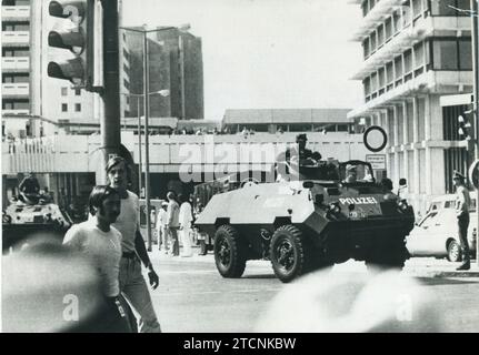 Munich (Allemagne), 09/05/1972. Attaque contre le siège de l'équipe olympique israélienne lors de la célébration des Jeux olympiques de Munich en 1972. Sur l'image, un véhicule blindé de la police allemande patrouille à travers le village olympique après l'attaque de l'organisation terroriste "septembre noir". Crédit : Album / Archivo ABC Banque D'Images