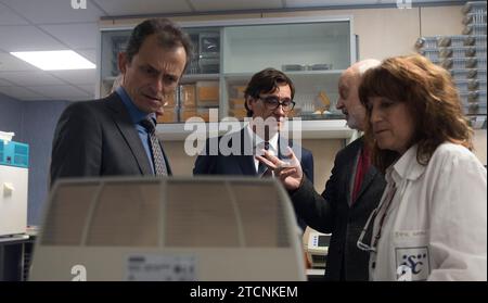 Majadahonda (Madrid), 01/28/2020. Le ministre de la Santé, Salvador Illa, et le ministre de la Science et de l'innovation, Pedro Duque, visitent le Centre National de microbiologie, accompagnés de la directrice de l'Institut de Santé Carlos III (ISCIII), Raquel Yotti et de la directrice du Centre National de microbiologie, Jesús Oteo. Dans ces laboratoires, des échantillons d'infections possibles à coronavirus sont analysés. Photo : Ángel de Antonio. ARCHDC. Crédit : Album / Archivo ABC / Ángel de Antonio Banque D'Images