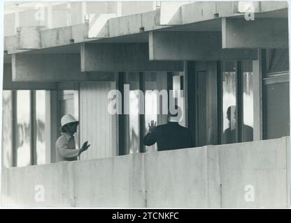 Munich (Allemagne), septembre 1972. Attaque contre le siège de l'équipe olympique israélienne lors des Jeux olympiques de Munich de 1972. Sur l'image, le ministre allemand de l'intérieur s'entretient avec l'un des terroristes dans l'étage où se trouvent les otages. Crédit : Album / Archivo ABC / Göksin Sipahioglu Banque D'Images