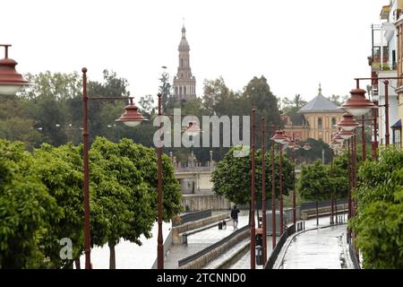 Séville, 03/17/2020. Rapport des rues vides du centre historique et de Triana, après le décret de l'état d'alarme et la quarantaine causée par le coronavirus. Sur l'image, la rue Betis et l'une des tours de la Plaza de España. Photo : Juan Flores ARCHSEV. Crédit : Album / Archivo ABC / Juan Flores Banque D'Images