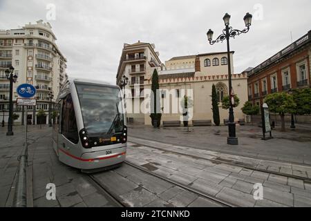 11/04/2014. Séville, 03/17/2020. Rapport des rues vides du centre historique et de Triana, après le décret de l'état d'alarme et la quarantaine causée par le coronavirus. Dans l'image, Constitution Avenue. Photo : Juan Flores ARCHSEV. Crédit : Album / Archivo ABC / Juan Flores Banque D'Images