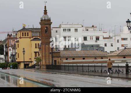 Séville, 03/17/2020. Rapport des rues vides du centre historique et de Triana, après le décret de l'état d'alarme et la quarantaine causée par le coronavirus. Sur l'image, la Capilla del Carmen et la Plaza del Altozano depuis le pont de Triana. Photo : Juan Flores ARCHSEV. Crédit : Album / Archivo ABC / Juan Flores Banque D'Images