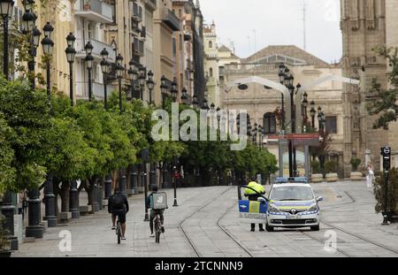 Séville, 03/17/2020. Rapport des rues vides du centre historique et de Triana, après le décret de l'état d'alarme et la quarantaine causée par le coronavirus. Dans l'image, Constitution Avenue. Photo : Juan Flores ARCHSEV. Crédit : Album / Archivo ABC / Juan Flores Banque D'Images