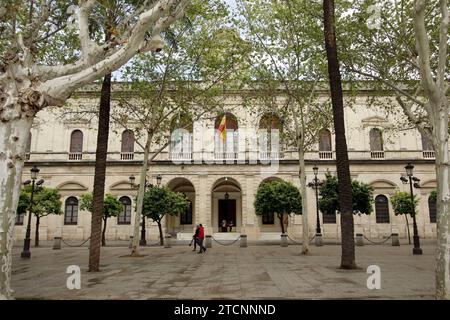 Séville, 03/17/2020. Rapport des rues vides du centre historique et de Triana, après le décret de l'état d'alarme et la quarantaine causée par le coronavirus. Dans l'image, la Plaza Nueva et la mairie. Photo : Juan Flores ARCHSEV. Crédit : Album / Archivo ABC / Juan Flores Banque D'Images