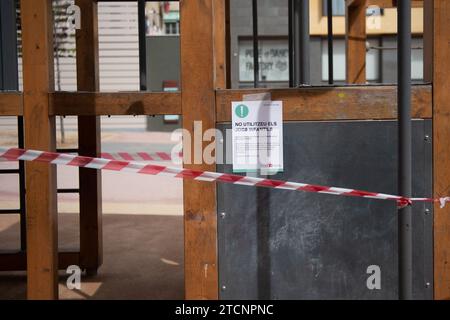 Barcelone, 03/18/2020. Confinement pendant l’état d’alarme dû au risque de contagion du coronavirus Covid 19. Dans l'image, une aire de jeux scellée sur Las Ramblas. PHOTOS INES BAUCELLS. ARCHDC. Crédit : Album / Archivo ABC / Inés Baucells Banque D'Images