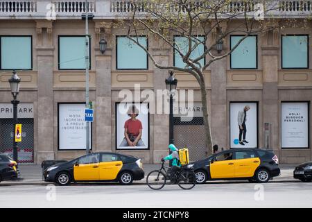 Barcelone, 03/18/2020. Confinement pendant l’état d’alarme dû au risque de contagion du coronavirus Covid 19. Dans l'image, des taxis et un livreur Glovo. PHOTOS INES BAUCELLS. ARCHDC. Crédit : Album / Archivo ABC / Inés Baucells Banque D'Images