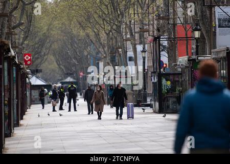 Barcelone, 03/18/2020. Confinement pendant l’état d’alarme dû au risque de contagion du coronavirus Covid 19. Dans l'image, les touristes avec des valises sur Las Ramblas. PHOTOS INES BAUCELLS. ARCHDC. Crédit : Album / Archivo ABC / Inés Baucells Banque D'Images