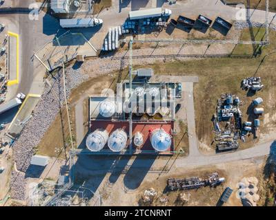 images de drone d'une grande usine de fabrication pharmaceutique avec beaucoup de tuyaux, des angles froids et des ombres intéressantes. Banque D'Images